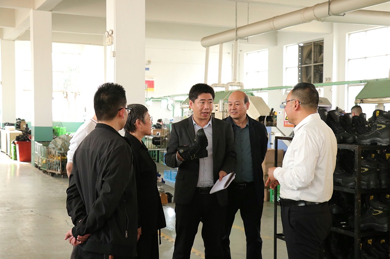 資訊|臨沂市商務(wù)局黨組成員、副局長莊金才一行蒞臨百華鞋業(yè)調(diào)研指導(dǎo)