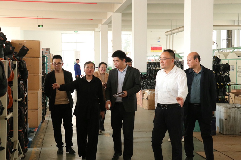 資訊|臨沂市商務(wù)局黨組成員、副局長莊金才一行蒞臨百華鞋業(yè)調(diào)研指導(dǎo)