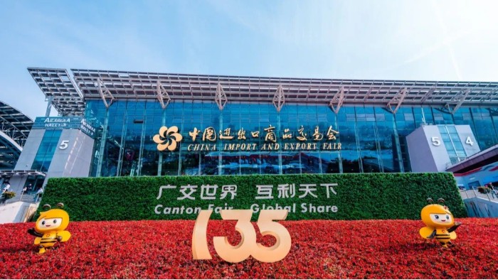 展會(huì)進(jìn)行時(shí)|百華鞋業(yè)亮相第135屆中國(guó)進(jìn)出口商品交易會(huì)（廣交會(huì)）三期，展會(huì)現(xiàn)場(chǎng)人氣爆棚！