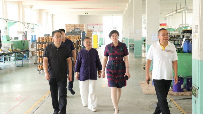 臨沂市工信局黨組書記、局長王林艷一行蒞臨百華鞋業(yè)調(diào)研指導(dǎo)