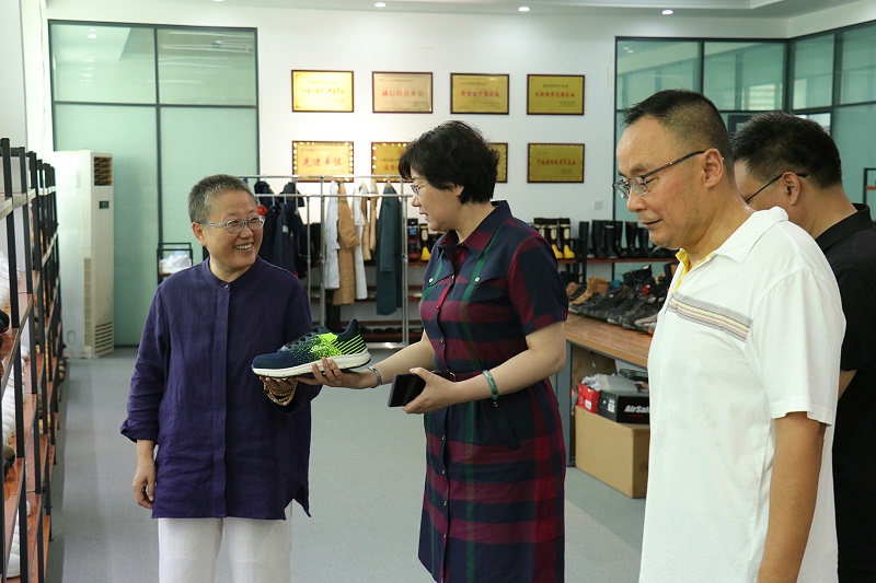 臨沂市工信局黨組書記、局長王林艷一行蒞臨百華鞋業調研指導