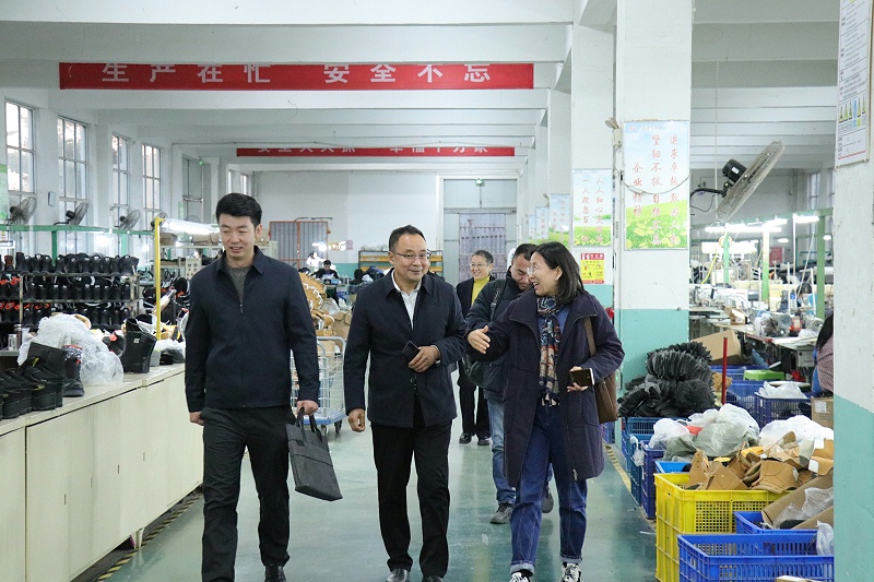 山東省皮革協會研究所馬書記一行蒞臨百華鞋業指導工作