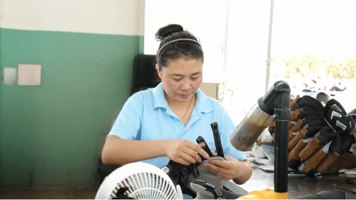 百華鞋業匠心傳承，一名員工榮獲2024年度“山東省技術能手”稱號