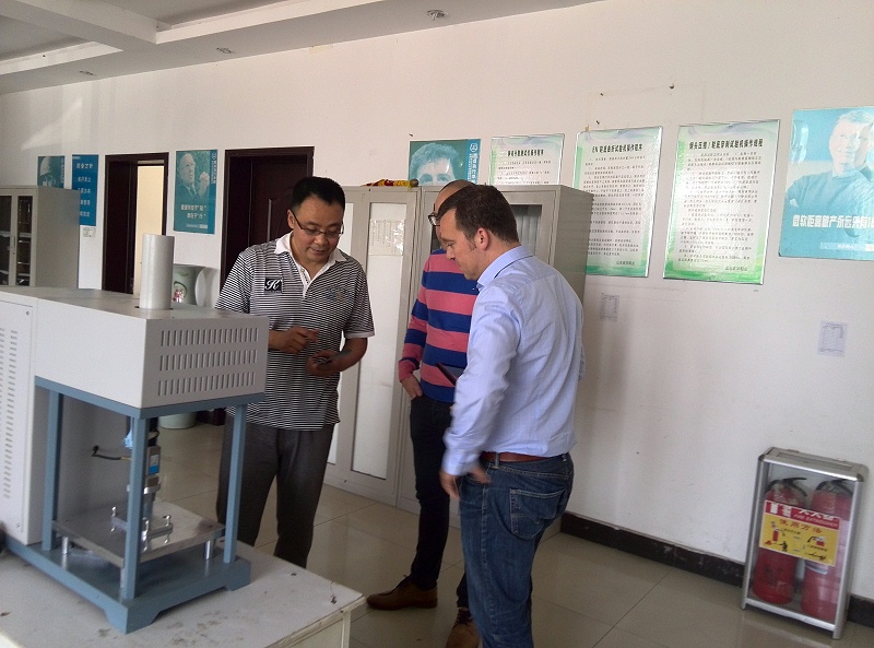 百華董事長(zhǎng)陪同荷蘭客戶參觀檢測(cè)中心